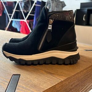 Brand New! Wishbone Black Women's Ankle Boots with real suede with Zipper
